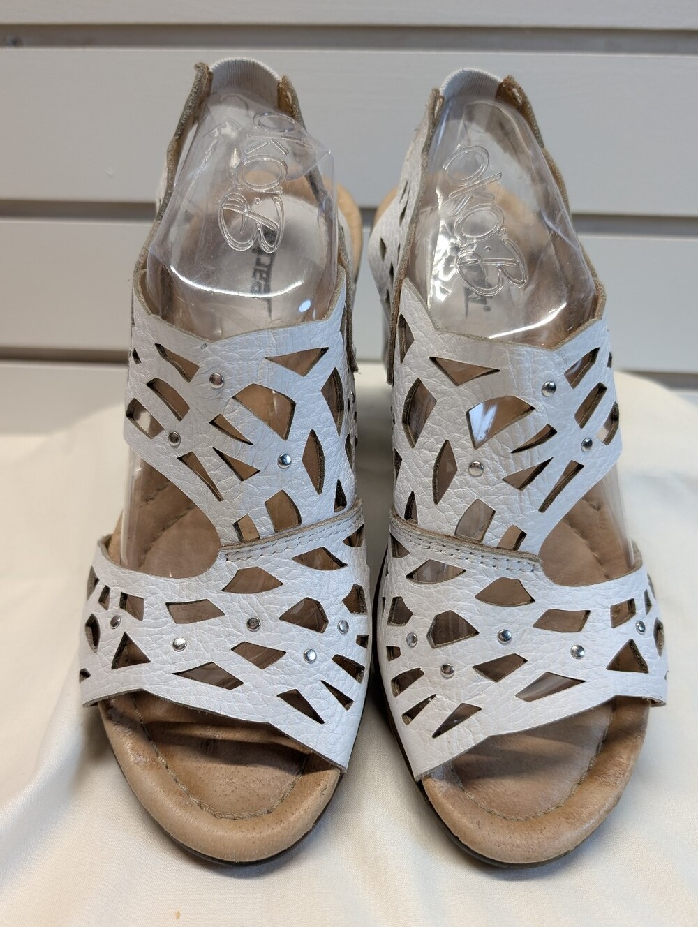 Earth Camellia Metal Stud Cutout Wedge Sandal Shoe - White Leather -Women 7 NWOB
